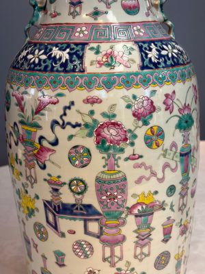 A pair of Chinese famille rose 'Antiquities' vases, 19th C. — photo 10