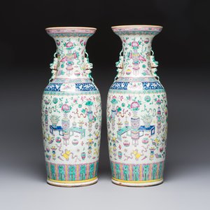 A pair of Chinese famille rose 'Antiquities' vases, 19th C. — photo 1