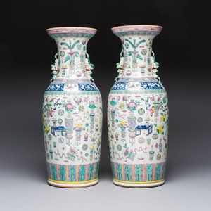 A pair of Chinese famille rose 'Antiquities' vases, 19th C. — photo 3