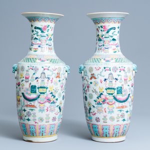 A pair of Chinese famille rose 'antiquities' vases, 19th C. — 照片 3
