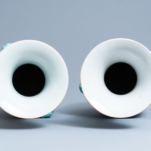 A pair of Chinese famille rose 'antiquities' vases, 19th C. — 照片 5