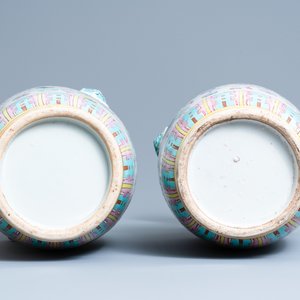 A pair of Chinese famille rose 'antiquities' vases, 19th C. — 照片 6