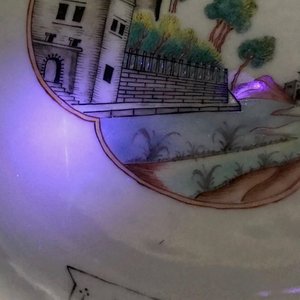 A pair of Chinese famille rose armorial English market plates, Qianlong — photo 12
