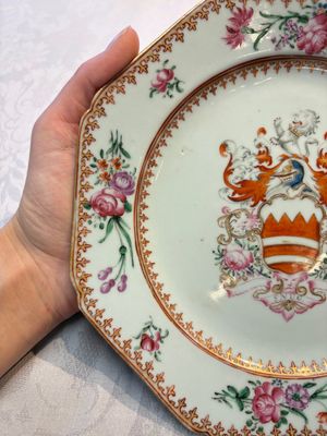 A pair of Chinese famille rose armorial plates with the arms of Hare for the English market, Qianlong, ca. 1755 — photo 11