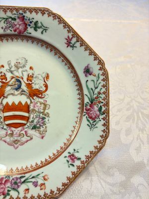A pair of Chinese famille rose armorial plates with the arms of Hare for the English market, Qianlong, ca. 1755 — photo 13