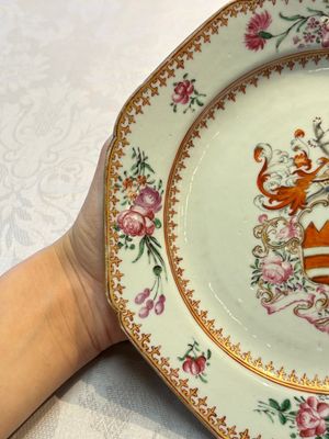 A pair of Chinese famille rose armorial plates with the arms of Hare for the English market, Qianlong, ca. 1755 — photo 3