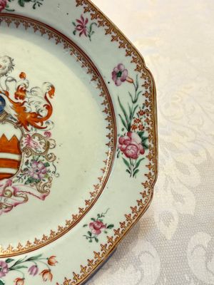 A pair of Chinese famille rose armorial plates with the arms of Hare for the English market, Qianlong, ca. 1755 — photo 5