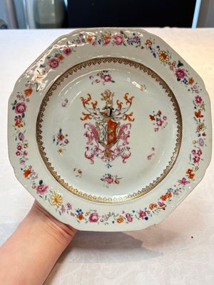 A pair of Chinese famille rose armorial plates with the arms of Mills impaling Hatch for the English market, Qianlong, ca. 1745 — photo 1