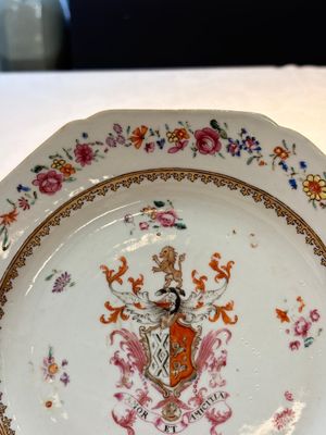 A pair of Chinese famille rose armorial plates with the arms of Mills impaling Hatch for the English market, Qianlong, ca. 1745 — photo 11