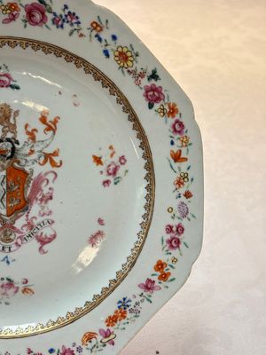 A pair of Chinese famille rose armorial plates with the arms of Mills impaling Hatch for the English market, Qianlong, ca. 1745 — photo 12
