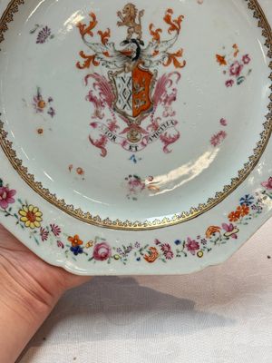 A pair of Chinese famille rose armorial plates with the arms of Mills impaling Hatch for the English market, Qianlong, ca. 1745 — photo 13