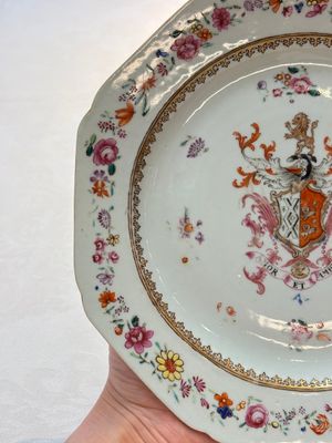 A pair of Chinese famille rose armorial plates with the arms of Mills impaling Hatch for the English market, Qianlong, ca. 1745 — photo 14