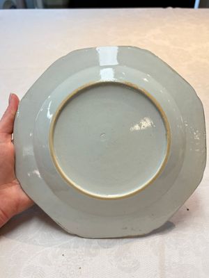 A pair of Chinese famille rose armorial plates with the arms of Mills impaling Hatch for the English market, Qianlong, ca. 1745 — photo 15