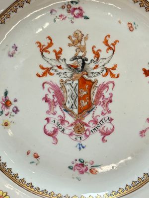 A pair of Chinese famille rose armorial plates with the arms of Mills impaling Hatch for the English market, Qianlong, ca. 1745 — photo 2