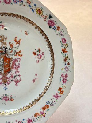 A pair of Chinese famille rose armorial plates with the arms of Mills impaling Hatch for the English market, Qianlong, ca. 1745 — photo 3