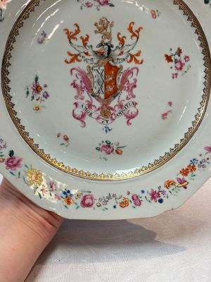 A pair of Chinese famille rose armorial plates with the arms of Mills impaling Hatch for the English market, Qianlong, ca. 1745 — photo 4