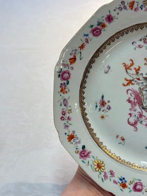 A pair of Chinese famille rose armorial plates with the arms of Mills impaling Hatch for the English market, Qianlong, ca. 1745 — photo 5
