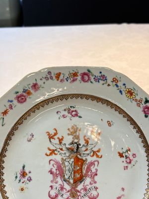 A pair of Chinese famille rose armorial plates with the arms of Mills impaling Hatch for the English market, Qianlong, ca. 1745 — photo 6
