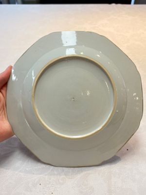 A pair of Chinese famille rose armorial plates with the arms of Mills impaling Hatch for the English market, Qianlong, ca. 1745 — photo 7