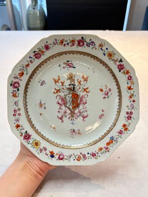 A pair of Chinese famille rose armorial plates with the arms of Mills impaling Hatch for the English market, Qianlong, ca. 1745 — photo 9