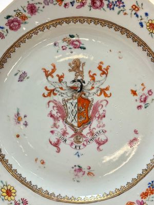 A pair of Chinese famille rose armorial plates with the arms of Mills impaling Hatch for the English market, Qianlong, ca. 1745 — photo 10