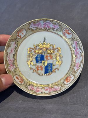 A pair of Chinese famille rose armorial saucers with the arms of Arendsma van Idsinga for the Dutch market — photo 2
