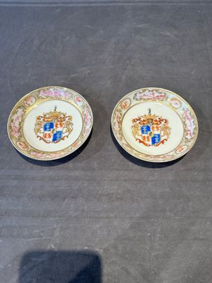 A pair of Chinese famille rose armorial saucers with the arms of Arendsma van Idsinga for the Dutch market, Qianlong — photo 1
