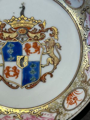 A pair of Chinese famille rose armorial saucers with the arms of Arendsma van Idsinga for the Dutch market, Qianlong — photo 4