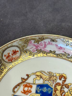 A pair of Chinese famille rose armorial saucers with the arms of Arendsma van Idsinga for the Dutch market, Qianlong — photo 8