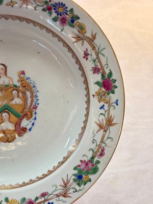 A pair of Chinese famille rose armorial soup plates with the arms of William Ellis for the English market, Qianlong, ca. 1755 — photo 3