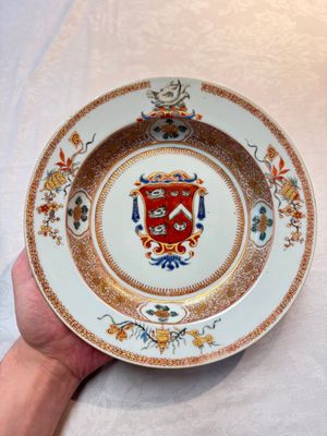 A pair of Chinese famille rose armorial soup plates with the arms of Wynne impaling Gosling for the English market, Yongzheng, ca. 1725 — foto 1