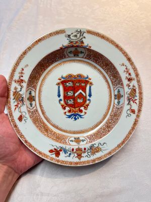 A pair of Chinese famille rose armorial soup plates with the arms of Wynne impaling Gosling for the English market, Yongzheng, ca. 1725 — foto 11