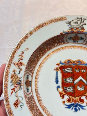 A pair of Chinese famille rose armorial soup plates with the arms of Wynne impaling Gosling for the English market, Yongzheng, ca. 1725 — foto 12
