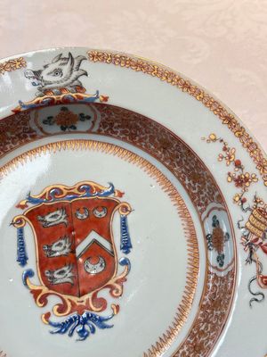 A pair of Chinese famille rose armorial soup plates with the arms of Wynne impaling Gosling for the English market, Yongzheng, ca. 1725 — foto 13