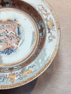 A pair of Chinese famille rose armorial soup plates with the arms of Wynne impaling Gosling for the English market, Yongzheng, ca. 1725 — foto 14