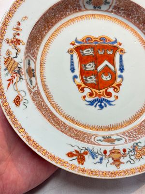 A pair of Chinese famille rose armorial soup plates with the arms of Wynne impaling Gosling for the English market, Yongzheng, ca. 1725 — foto 15