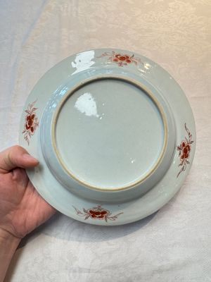 A pair of Chinese famille rose armorial soup plates with the arms of Wynne impaling Gosling for the English market, Yongzheng, ca. 1725 — foto 16