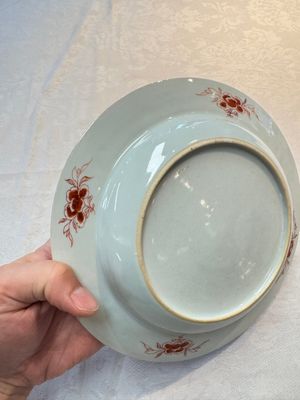 A pair of Chinese famille rose armorial soup plates with the arms of Wynne impaling Gosling for the English market, Yongzheng, ca. 1725 — foto 17