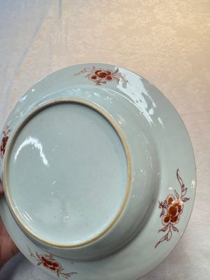 A pair of Chinese famille rose armorial soup plates with the arms of Wynne impaling Gosling for the English market, Yongzheng, ca. 1725 — foto 18