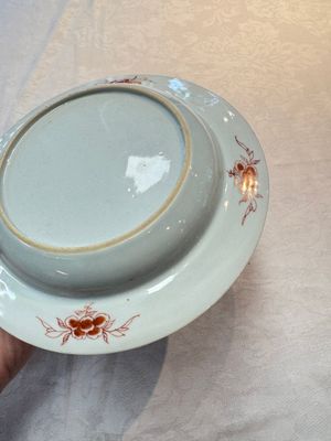 A pair of Chinese famille rose armorial soup plates with the arms of Wynne impaling Gosling for the English market, Yongzheng, ca. 1725 — foto 19