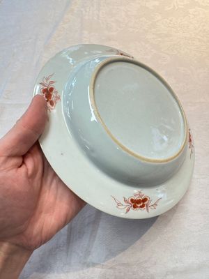 A pair of Chinese famille rose armorial soup plates with the arms of Wynne impaling Gosling for the English market, Yongzheng, ca. 1725 — foto 20