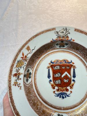 A pair of Chinese famille rose armorial soup plates with the arms of Wynne impaling Gosling for the English market, Yongzheng, ca. 1725 — foto 2