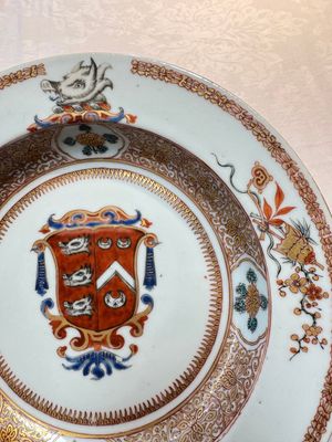 A pair of Chinese famille rose armorial soup plates with the arms of Wynne impaling Gosling for the English market, Yongzheng, ca. 1725 — foto 3
