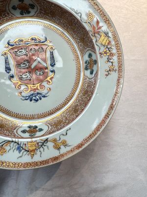 A pair of Chinese famille rose armorial soup plates with the arms of Wynne impaling Gosling for the English market, Yongzheng, ca. 1725 — foto 4