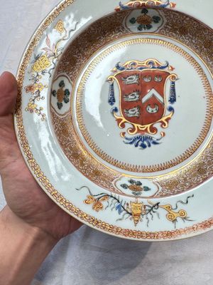 A pair of Chinese famille rose armorial soup plates with the arms of Wynne impaling Gosling for the English market, Yongzheng, ca. 1725 — foto 5