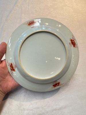 A pair of Chinese famille rose armorial soup plates with the arms of Wynne impaling Gosling for the English market, Yongzheng, ca. 1725 — foto 6