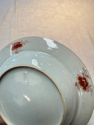 A pair of Chinese famille rose armorial soup plates with the arms of Wynne impaling Gosling for the English market, Yongzheng, ca. 1725 — foto 7