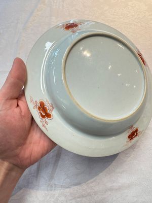 A pair of Chinese famille rose armorial soup plates with the arms of Wynne impaling Gosling for the English market, Yongzheng, ca. 1725 — foto 9