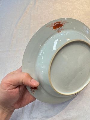 A pair of Chinese famille rose armorial soup plates with the arms of Wynne impaling Gosling for the English market, Yongzheng, ca. 1725 — foto 10