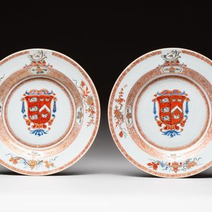 A pair of Chinese famille rose armorial soup plates with the arms of Wynne impaling Gosling for the English market, Yongzheng, ca. 1725 — foto 1